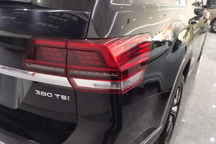 Used Volkswagen Teramont 2020 Revised Version 380TSI Four-Wheel Drive Luxury Edition Right Rear Taillight