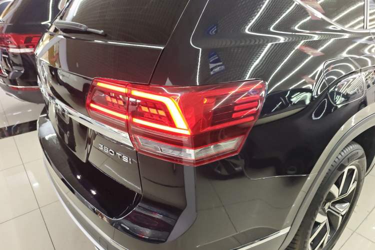 Used Volkswagen Teramont 2020 Revised Version 380TSI Four-Wheel Drive Luxury Edition Right Rear Taillight