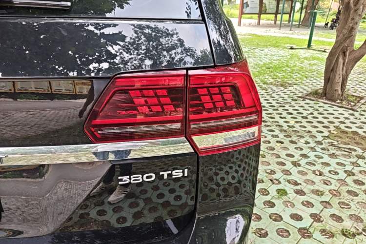 Used Volkswagen Teramont 2020 Revised Version 330TSI Two-Wheel Drive Luxury Edition Right Rear Taillight