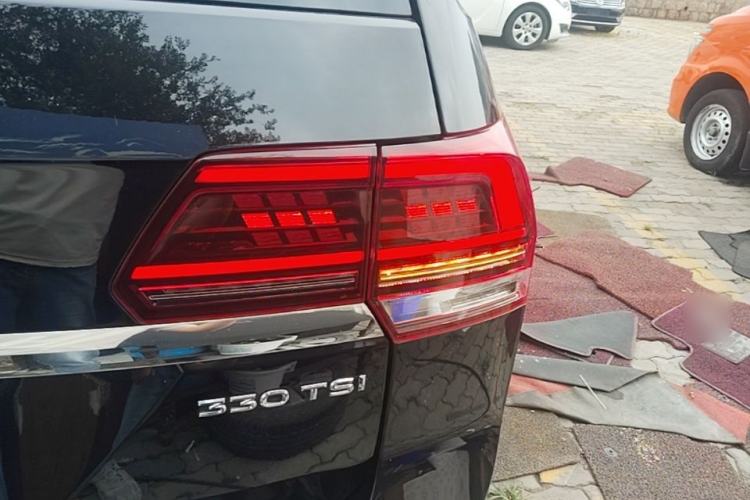Used Volkswagen Teramont 2020 Revised Version 330TSI Two-Wheel Drive Luxury Edition Right Rear Taillight