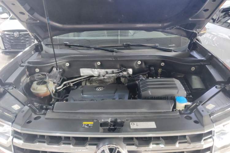 Used Volkswagen Teramont 2020 330TSI Two-Wheel-Drive Luxury Edition China V Standard Engine Bay