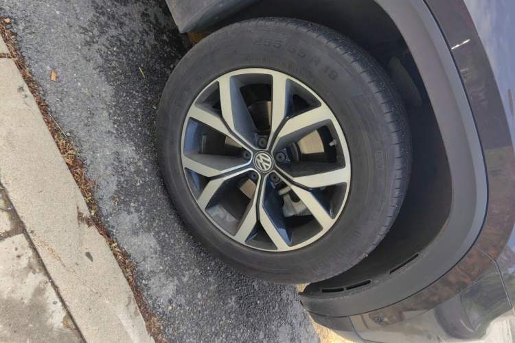 Used Volkswagen Teramont 2020 Revised Version 380TSI Four-Wheel Drive Luxury Edition Right Front Wheel Hub