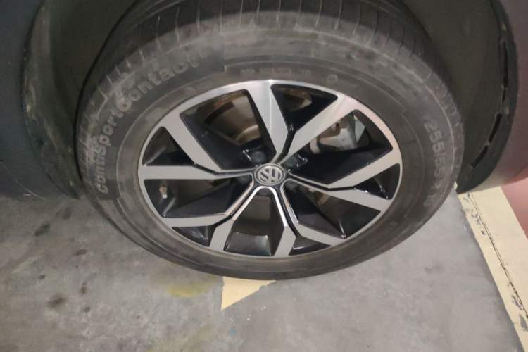 Used Volkswagen Teramont 2020 Revised Version 380TSI Four-Wheel Drive Luxury Edition Right Front Wheel Hub