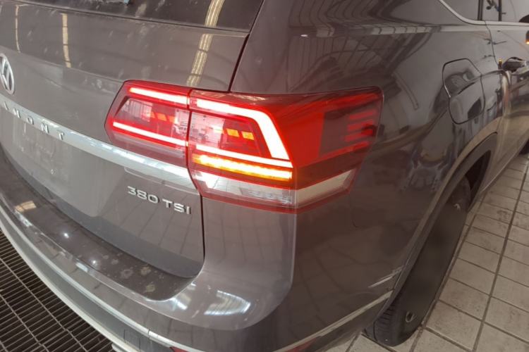 Used Volkswagen Teramont 2020 Revised Version 380TSI Four-Wheel Drive Luxury Edition Right Rear Taillight