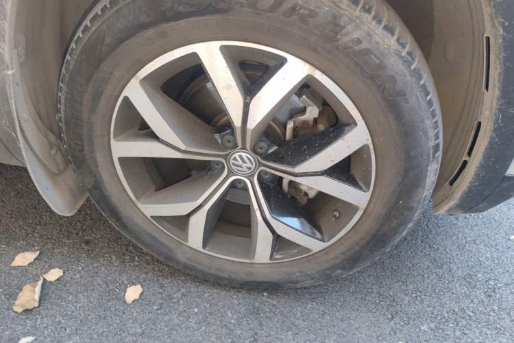 Used Volkswagen Teramont 2020 Revised Version 380TSI Four-Wheel Drive Luxury Edition Right Front Wheel Hub