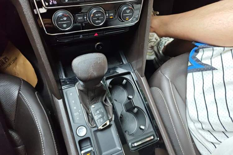 Used Volkswagen Teramont 2020 330TSI Two-Wheel-Drive Luxury Edition China VI Standard Gear Lever