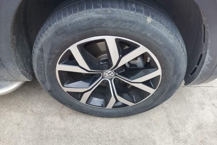 Used Volkswagen Teramont 2020 Revised Version 380TSI Four-Wheel Drive Luxury Edition Right Front Wheel Hub