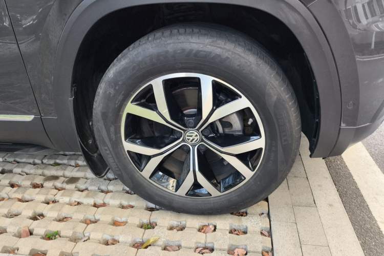 Used Volkswagen Teramont 2020 Revised Version 380TSI Four-Wheel Drive Luxury Edition Right Front Wheel Hub