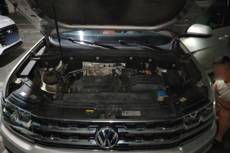 Used Volkswagen Teramont 2020 330TSI Two-Wheel-Drive Luxury Edition China VI Standard Engine Bay