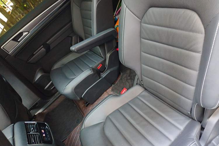 Used Volkswagen Teramont 2020 Revised Version 380TSI Four-Wheel Drive Luxury Edition Left Rear Seat