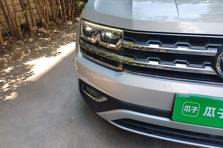 Used Volkswagen Teramont 2020 Revised Version 380TSI Four-Wheel Drive Luxury Edition Right Front Headlight
