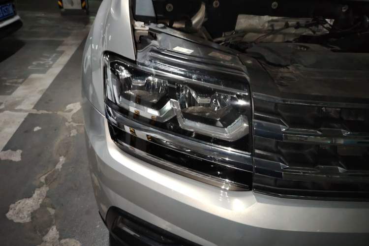 Used Volkswagen Teramont 2020 330TSI Two-Wheel-Drive Luxury Edition China VI Standard Right Front Headlight