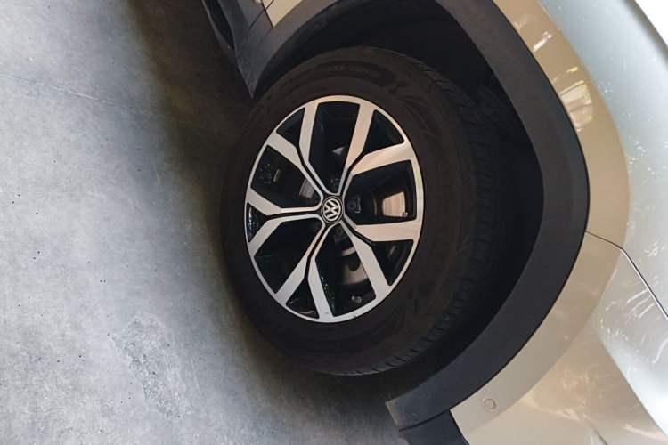 Used Volkswagen Teramont 2020 Revised Version 380TSI Four-Wheel Drive Luxury Edition Right Front Wheel Hub