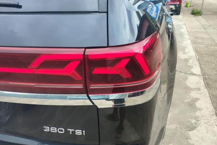 Used Volkswagen Teramont 2021 380TSI Four-Wheel Drive Prestige Luxury Edition Right Rear Taillight