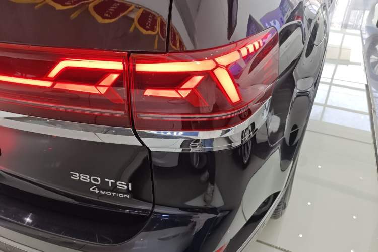 Used Volkswagen Teramont 2021 380TSI Four-Wheel Drive Prestige Luxury Edition Right Rear Taillight