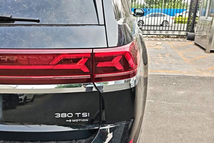 Used Volkswagen Teramont 2021 380TSI Four-Wheel Drive Prestige Luxury Edition Right Rear Taillight