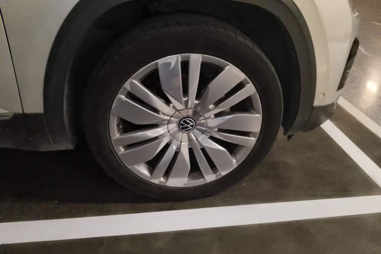 Used Volkswagen Teramont 2021 380TSI Four-Wheel Drive Prestige Flagship Edition Right Front Wheel Hub