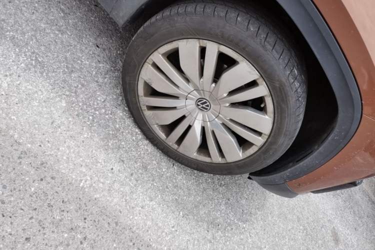 Used Volkswagen Teramont  Right Front Wheel Hub