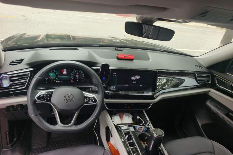 Used Volkswagen Teramont 2023 530 V6 All-Wheel Drive Prestige Flagship Edition Center Console