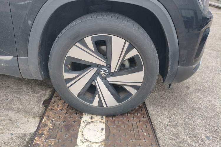 Used Volkswagen Teramont 2023 380TSI Four-Wheel Drive Prestige Luxury Edition Right Front Wheel Hub