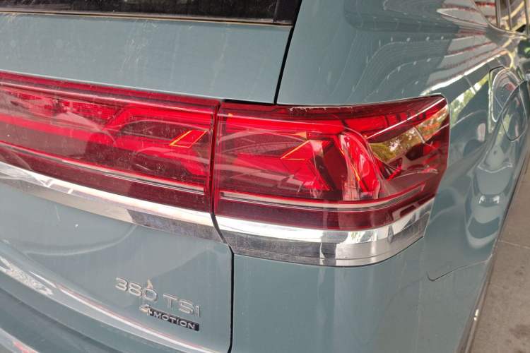 Used Volkswagen Teramont 2023 380TSI Four-Wheel Drive Prestige Flagship Edition Right Rear Taillight