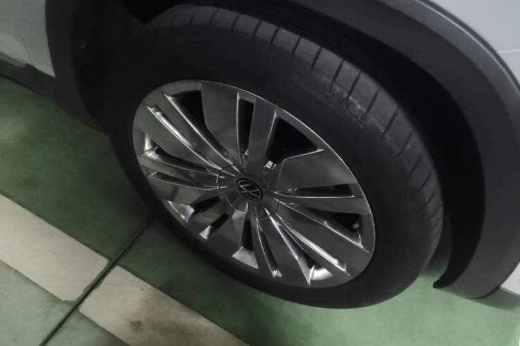 Used Volkswagen Teramont 2023 380TSI Four-Wheel Drive Prestige Flagship Edition Right Front Wheel Hub