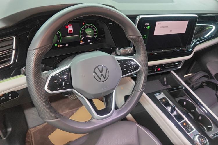 Used Volkswagen Teramont 2024 530 V6 All-Wheel Drive Prestige Luxury Edition Center Console