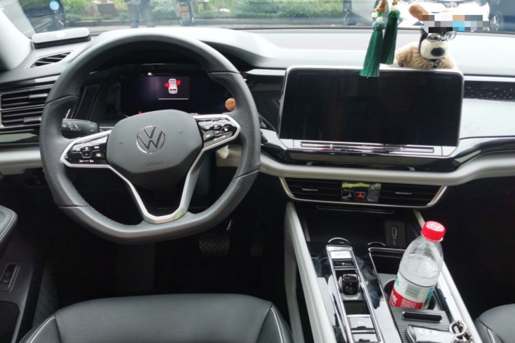 Used Volkswagen Teramont 2024 530 V6 All-Wheel-Drive Dragon Edition Center Console