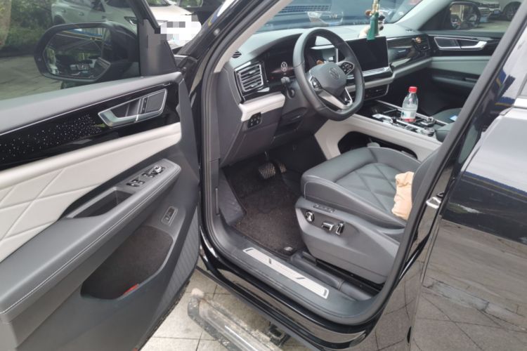 Used Volkswagen Teramont 2024 530 V6 All-Wheel-Drive Dragon Edition Driver Seat