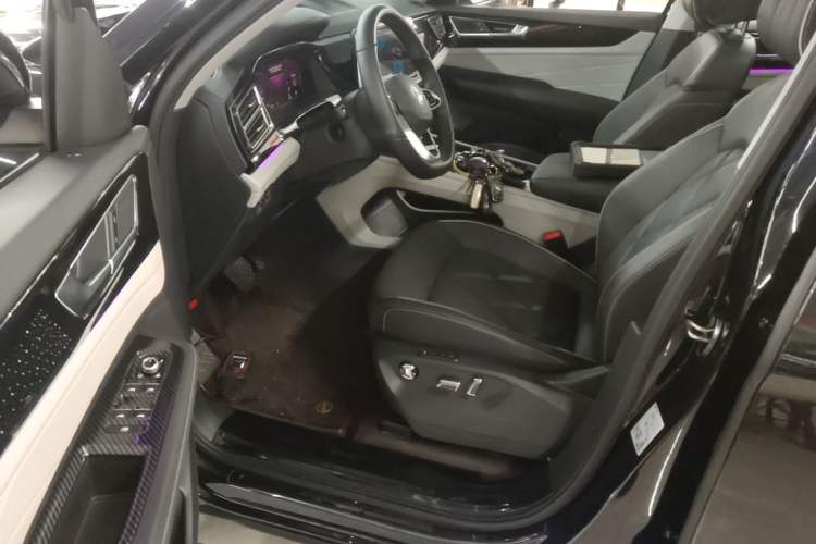 Used Volkswagen Teramont 2024 530 V6 All-Wheel-Drive Dragon Edition Driver Seat