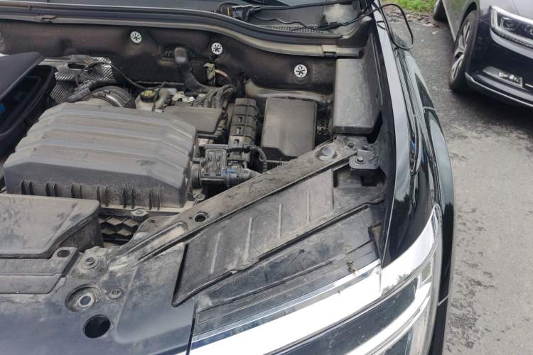 Used Volkswagen Teramont 2024 530 V6 All-Wheel-Drive Dragon Edition Engine Bay Left