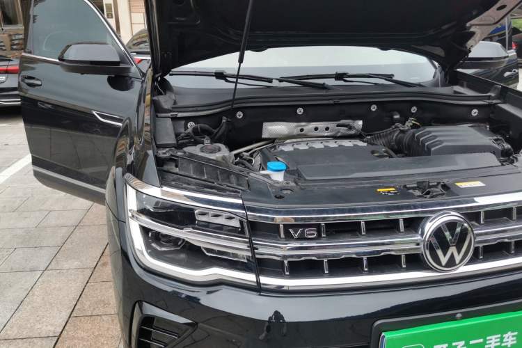 Used Volkswagen Teramont 2024 530 V6 All-Wheel-Drive Dragon Edition Engine Bay Right