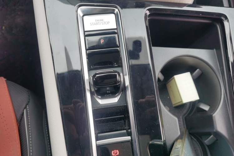 Used Volkswagen Teramont 2024 530 V6 All-Wheel-Drive Dragon Edition Gear Lever