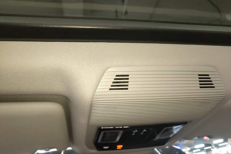 Used Volkswagen Teramont 2024 530 V6 All-Wheel-Drive Dragon Edition Headliner