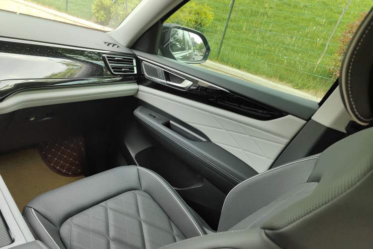 Used Volkswagen Teramont 2024 530 V6 All-Wheel Drive Prestige Luxury Edition Interior 1