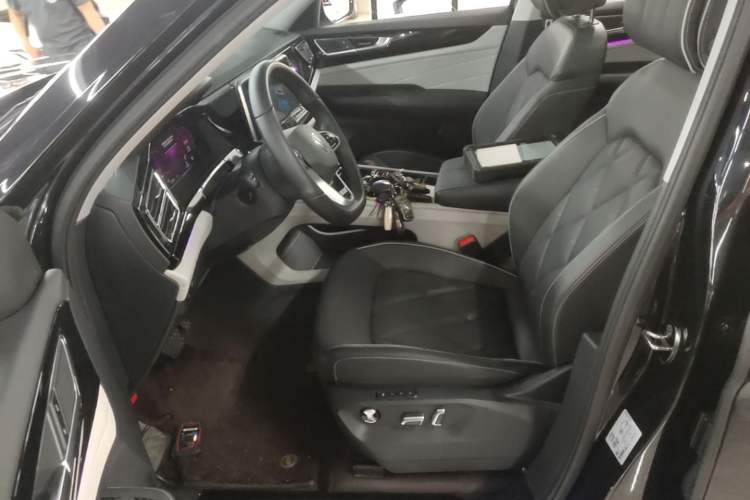 Used Volkswagen Teramont 2024 530 V6 All-Wheel-Drive Dragon Edition Left Front Seat