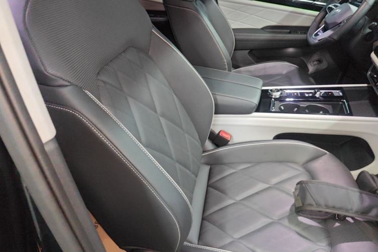 Used Volkswagen Teramont 2024 530 V6 All-Wheel Drive Prestige Luxury Edition Right Front Seat