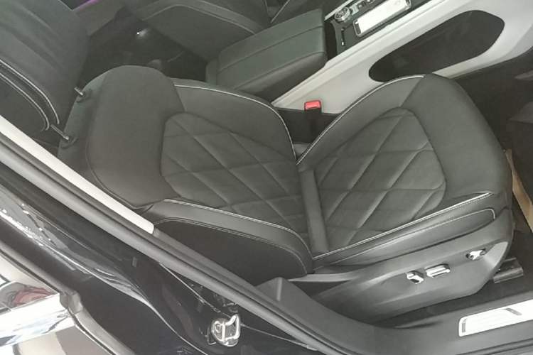 Used Volkswagen Teramont 2024 530 V6 All-Wheel Drive Prestige Luxury Edition Right Front Seat