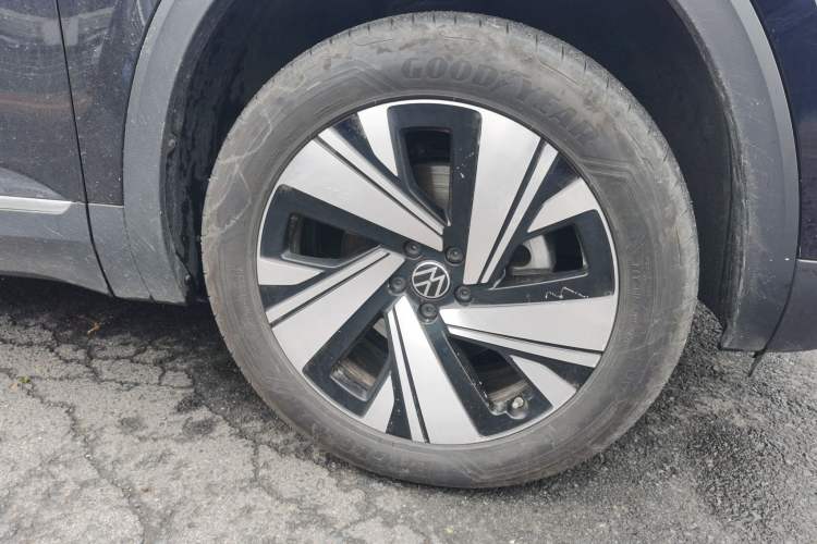 Used Volkswagen Teramont 2024 530 V6 All-Wheel-Drive Dragon Edition Right Front Wheel Hub