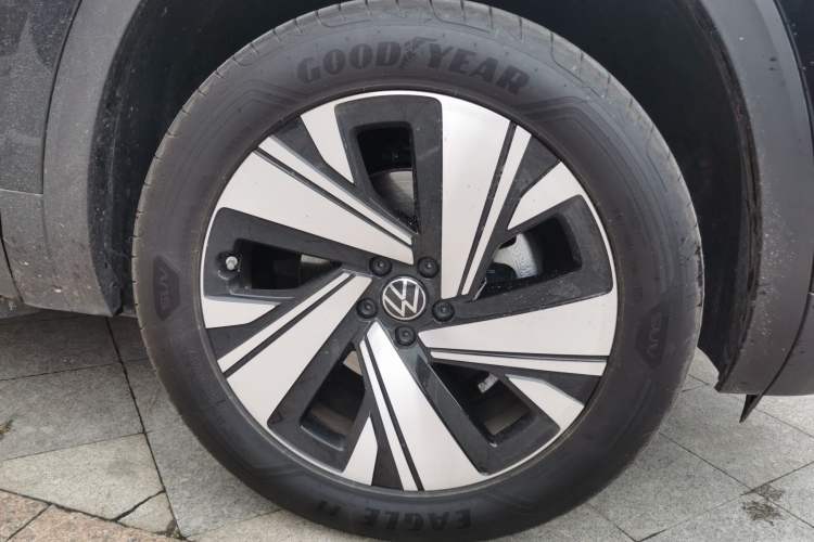 Used Volkswagen Teramont 2024 530 V6 All-Wheel-Drive Dragon Edition Right Front Wheel Hub