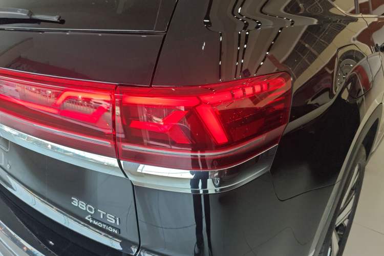 Used Volkswagen Teramont 2024 380TSI Four-Wheel Drive Prestige Luxury Edition Right Rear Taillight