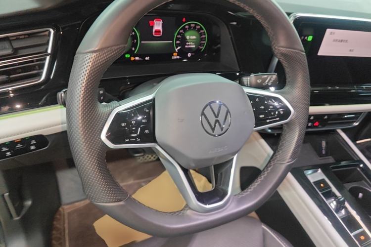 Used Volkswagen Teramont 2024 530 V6 All-Wheel Drive Prestige Luxury Edition Steering Wheel