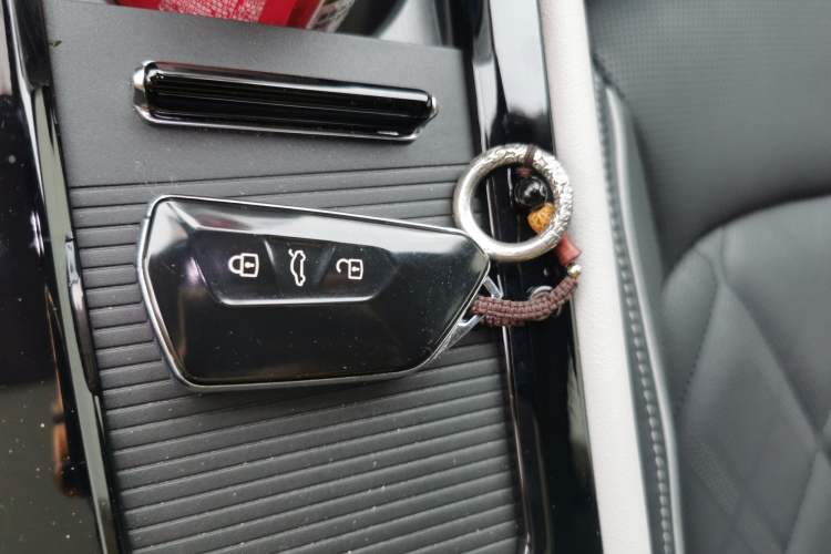 Used Volkswagen Teramont 2024 530 V6 All-Wheel-Drive Dragon Edition Vehicle Key