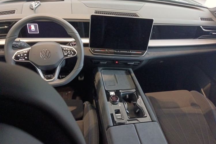 Used Volkswagen Teramont 2025 Tiguan Pro 450TSI Four-Wheel Drive Summit Edition Center Console