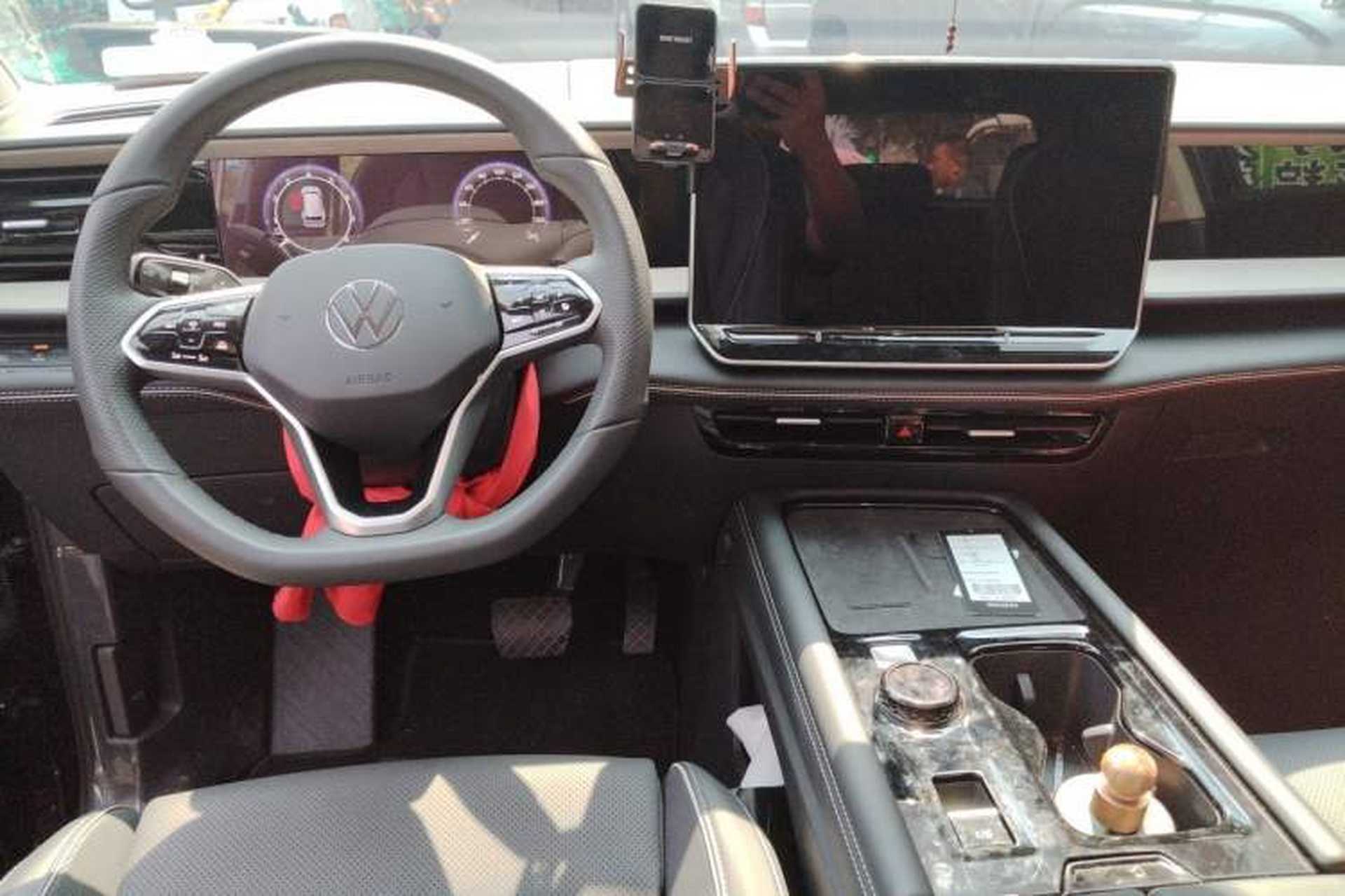 Used Volkswagen Teramont 2025 Tiguan Pro 450TSI 4Motion Crosswind Edition Center Console