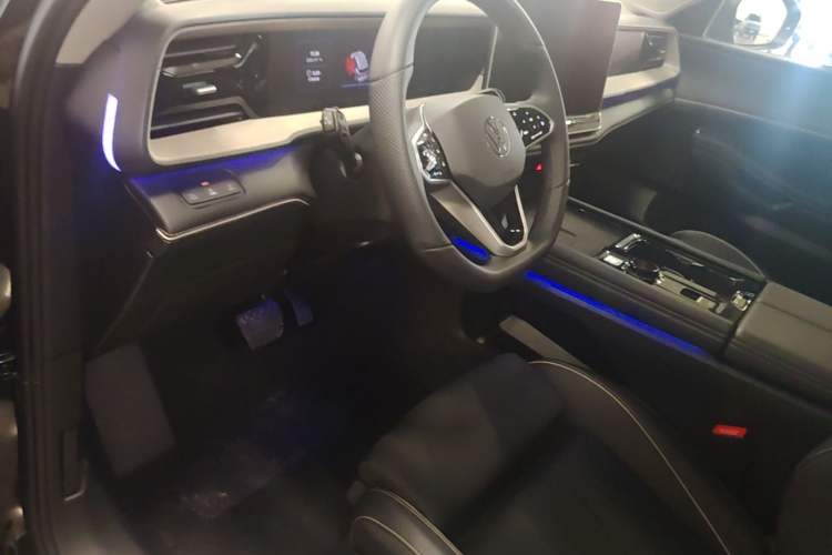 Used Volkswagen Teramont 2025 Tiguan Pro 450TSI 4Motion Crosswind Edition Driver Seat