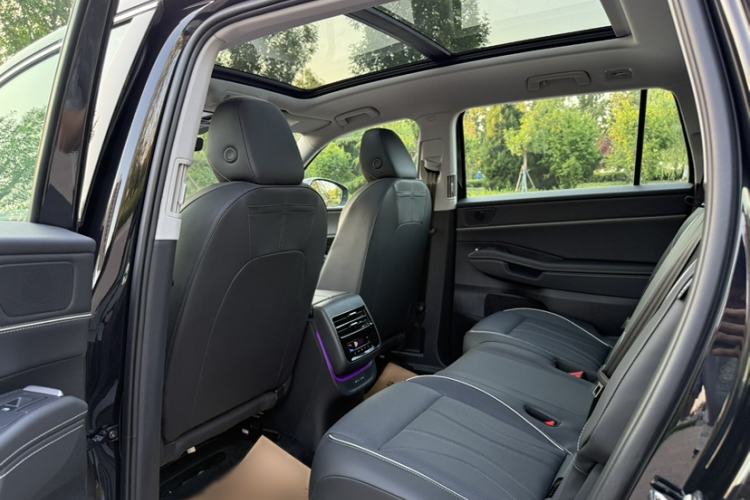 Used Volkswagen Teramont 2025 Tiguan Pro 450TSI 4Motion Crosswind Edition Interior 2