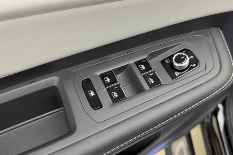 Used Volkswagen Teramont 2025 380TSI All-Wheel-Drive Excellence Edition Interior 9
