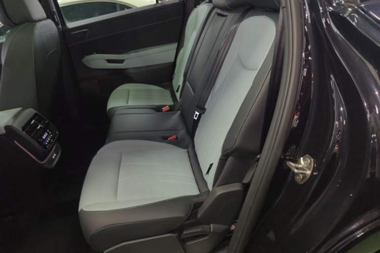 Used Volkswagen Teramont 2025 Tiguan Pro 450TSI 4Motion Crosswind Edition Left Rear Seat
