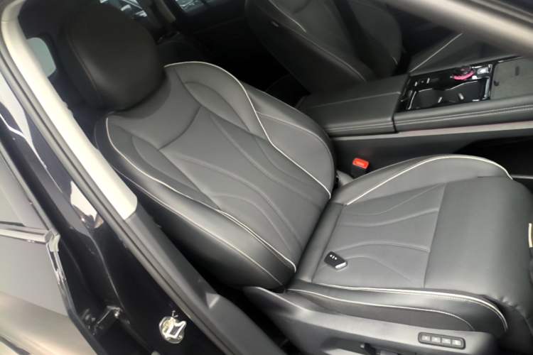 Used Volkswagen Teramont 2025 Tiguan Pro 450TSI 4Motion Crosswind Edition Right Front Seat